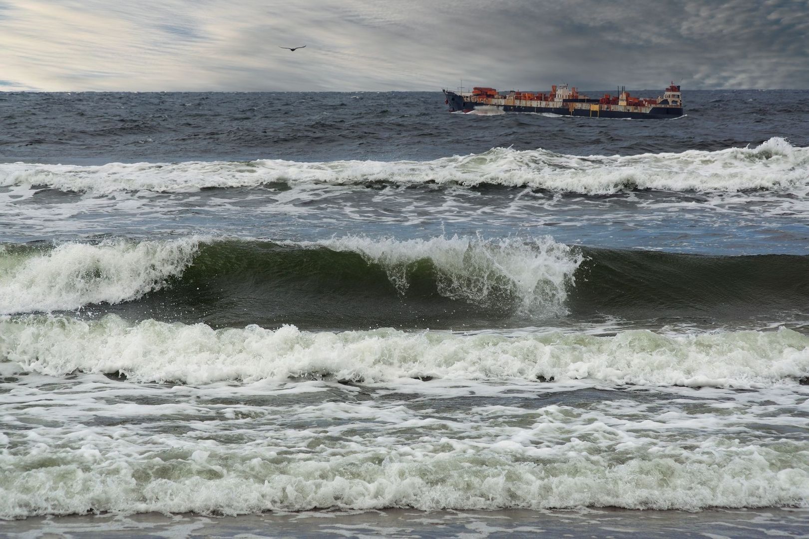 Frachtschiff fährt bei starkem Wellengang durch die Biskaya