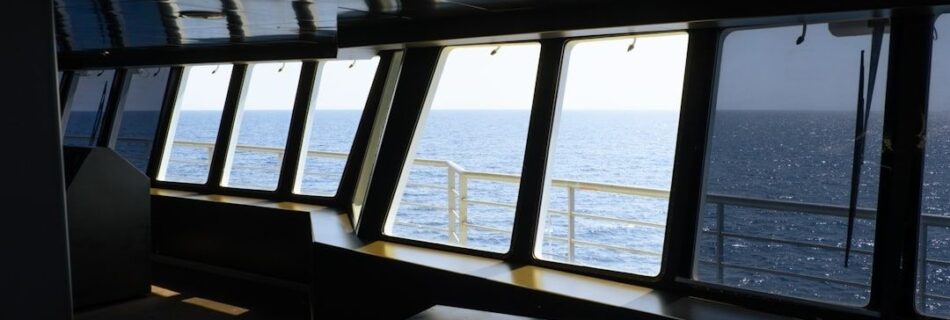 Blick aus der Schiffbrücke auf das offene Meer bei Tageslicht