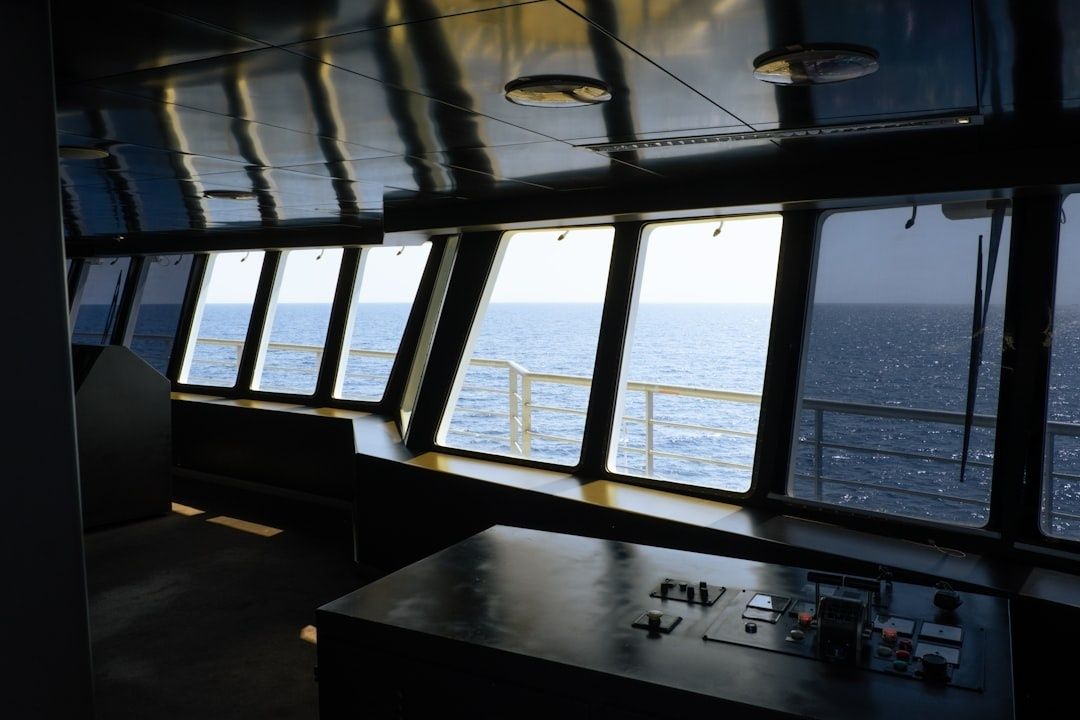 Blick aus der Schiffbrücke auf das offene Meer bei Tageslicht