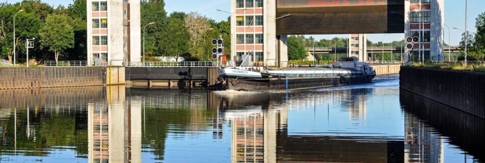 Frachtschiff in einer Schleusenkammer des Nord-Ostsee-Kanals
